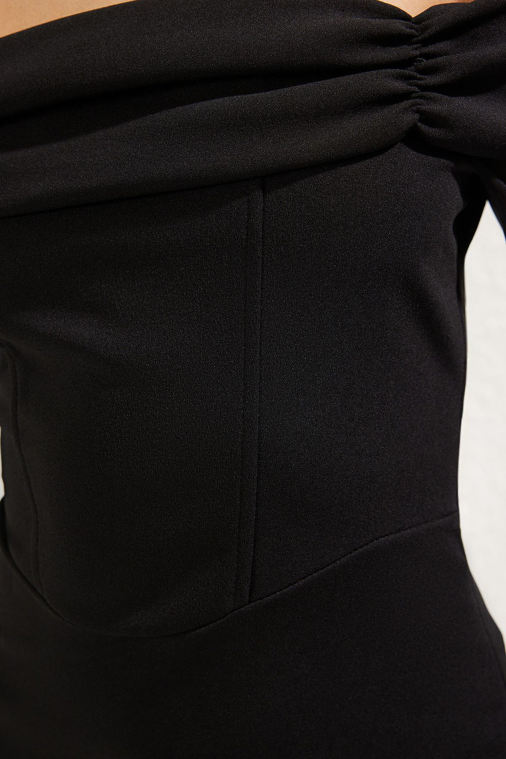 Trendyolmilla Siyah Vucuda Oturan Drapeli Krep Orme Midi S?k Elbise TPRSS25EL00176  фото 4