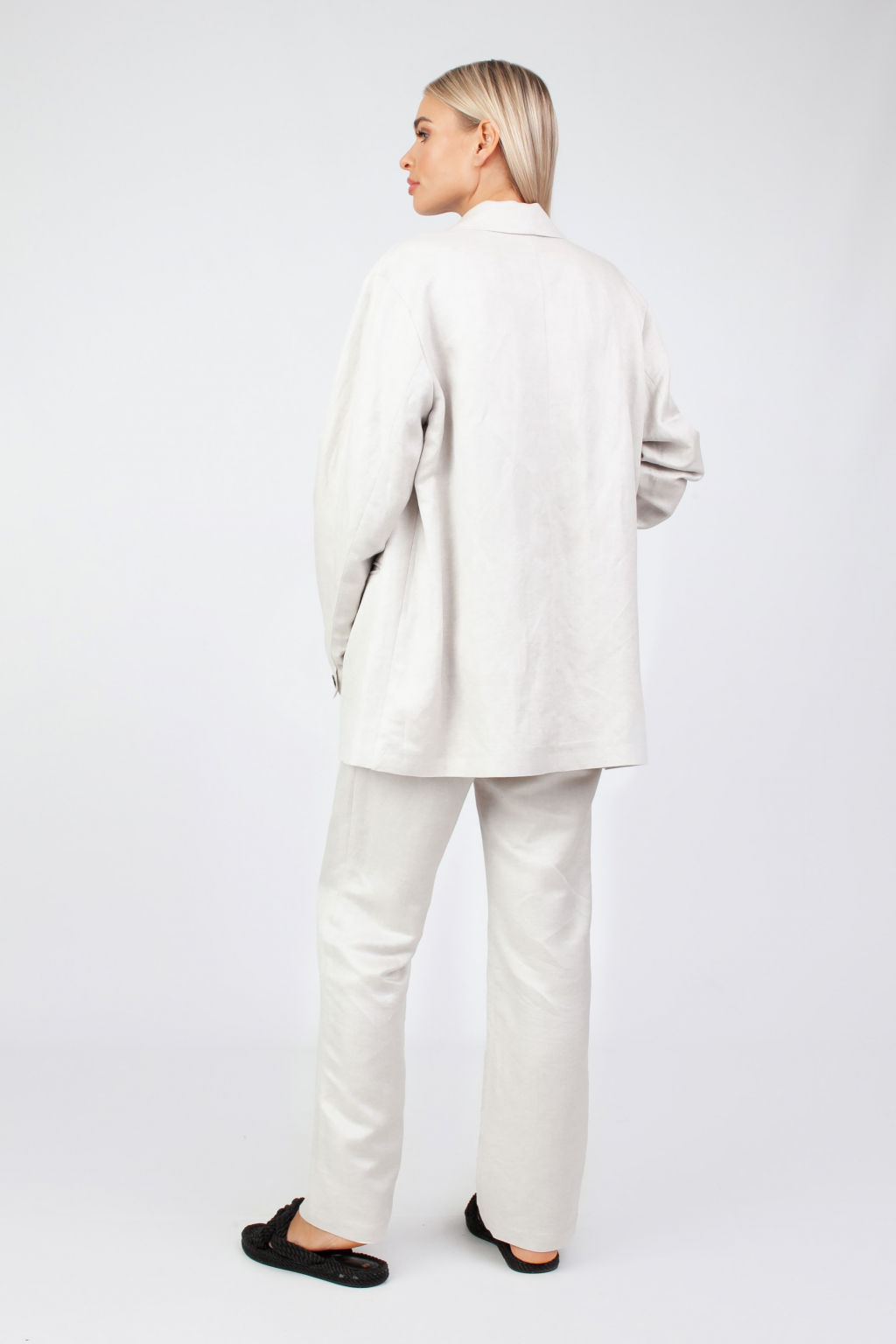 Брюки прямого силуэта. С посадкой на талии. Карманы в боковом шве.