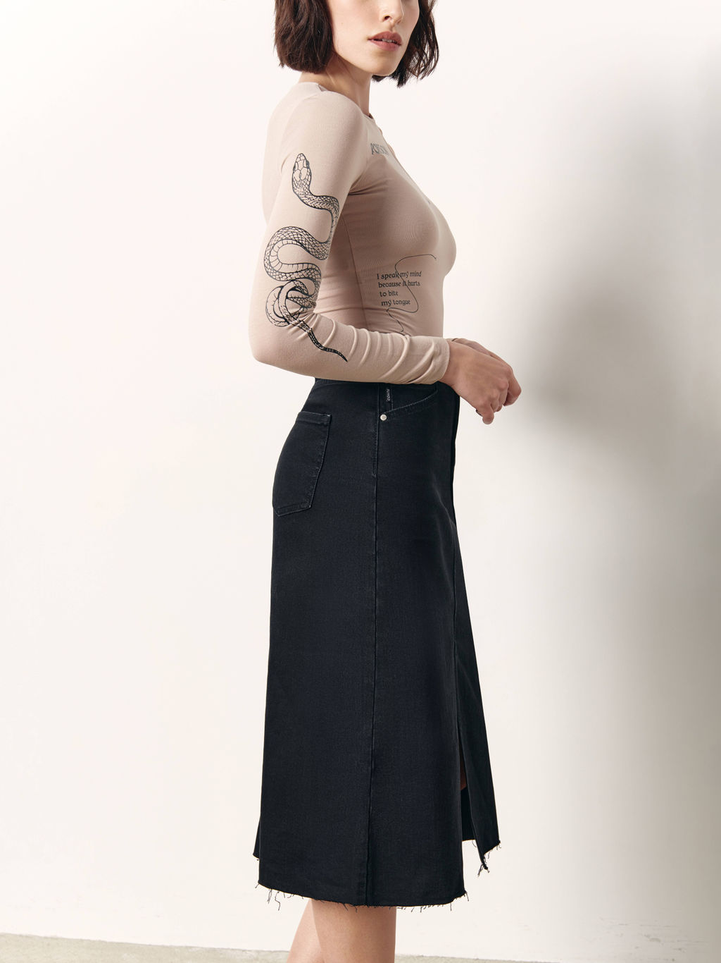 CONTE CON-611 Джинсовая юбка-midi с разрезом и необработанным краем black - Conte elegant фото 3