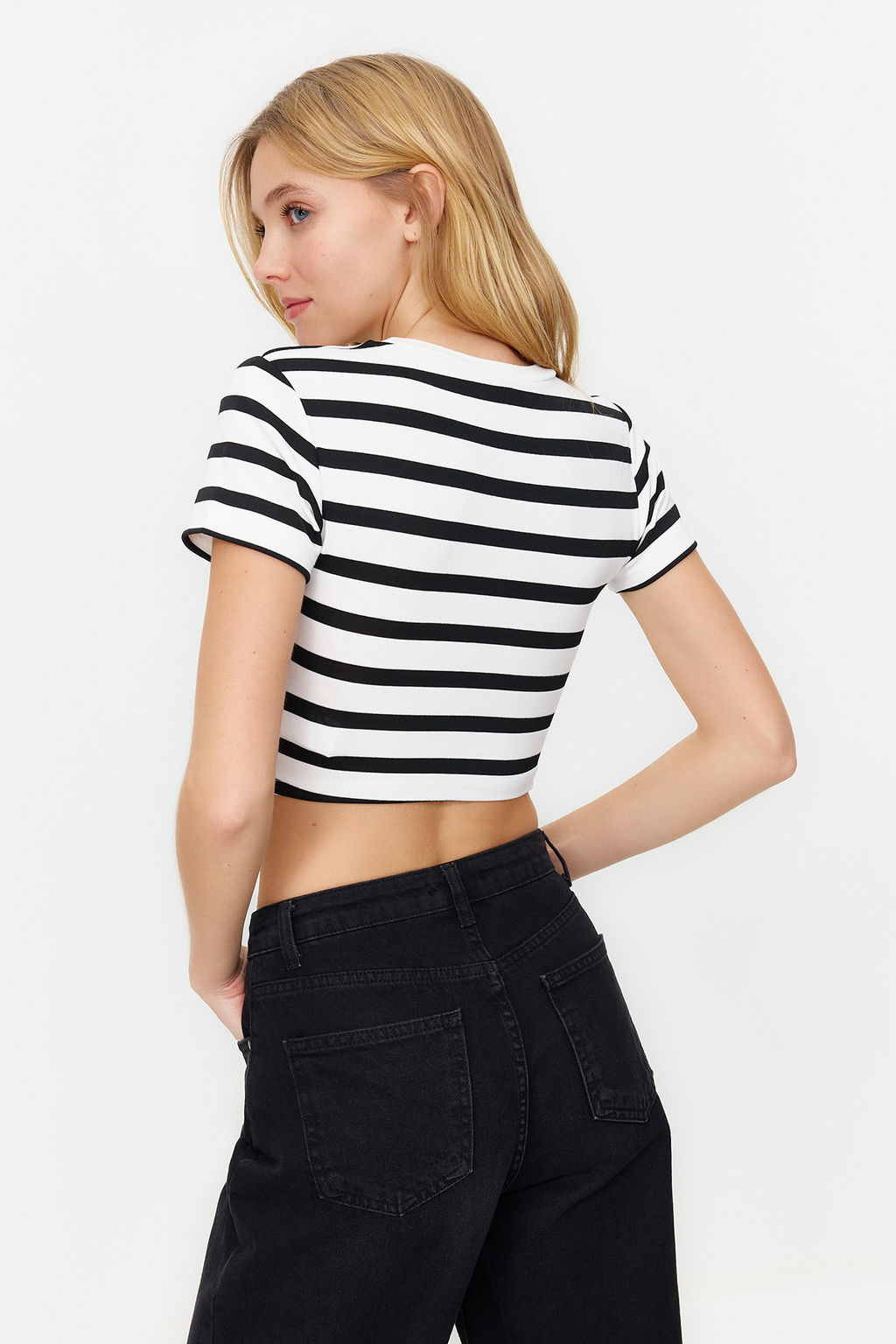 Trendyolmilla Premium Tas Ekru Cizgili Viskoz/Yumusak Kumas Crop Bisiklet Yaka Esnek Orme Bluz TWOSS23BZ00198 фото 45