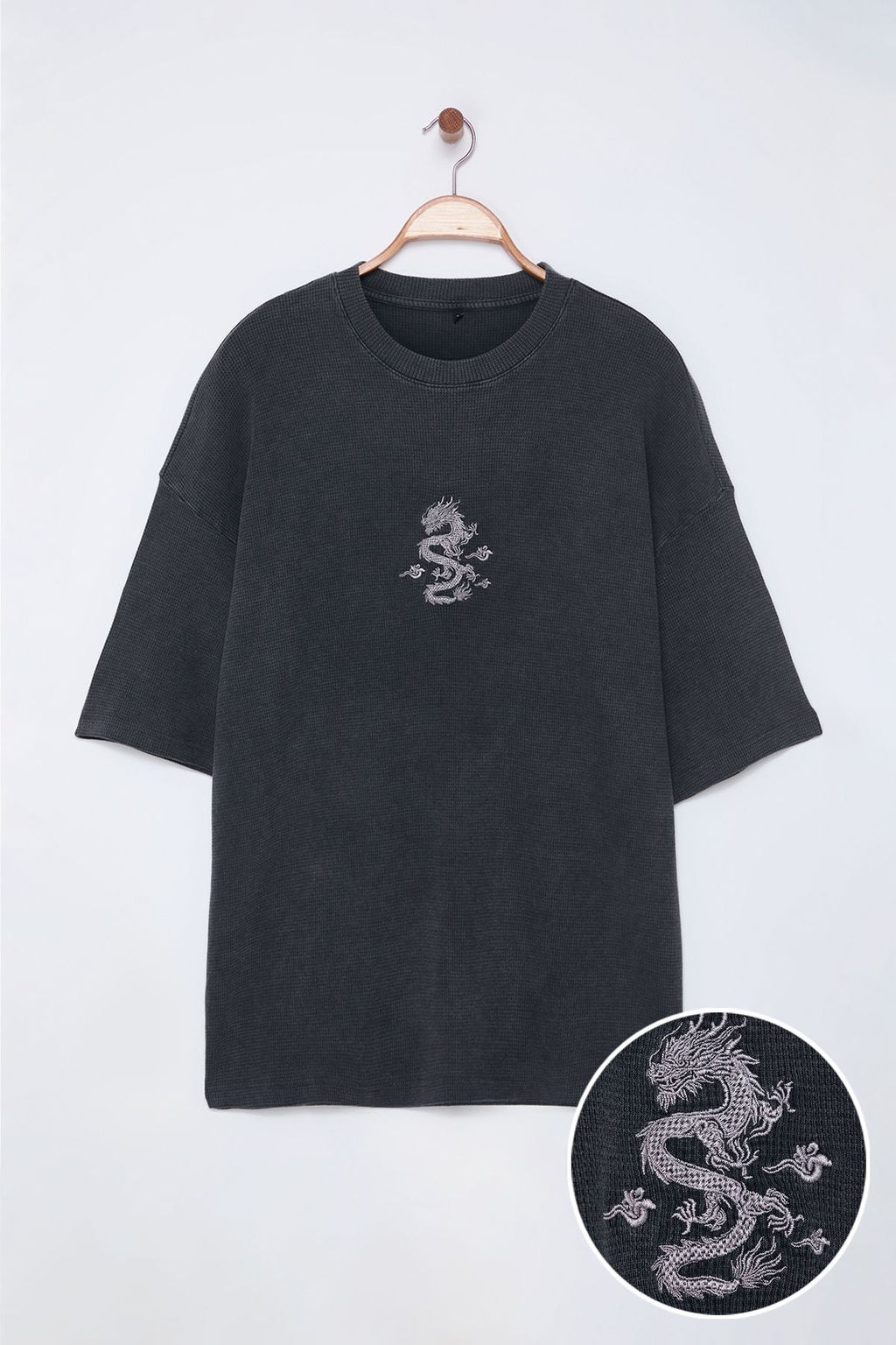 TRENDYOL MAN Antrasit Oversize/Genis Kesim Dokulu Nak?sl? T-Shirt TMNSS25TS00060
