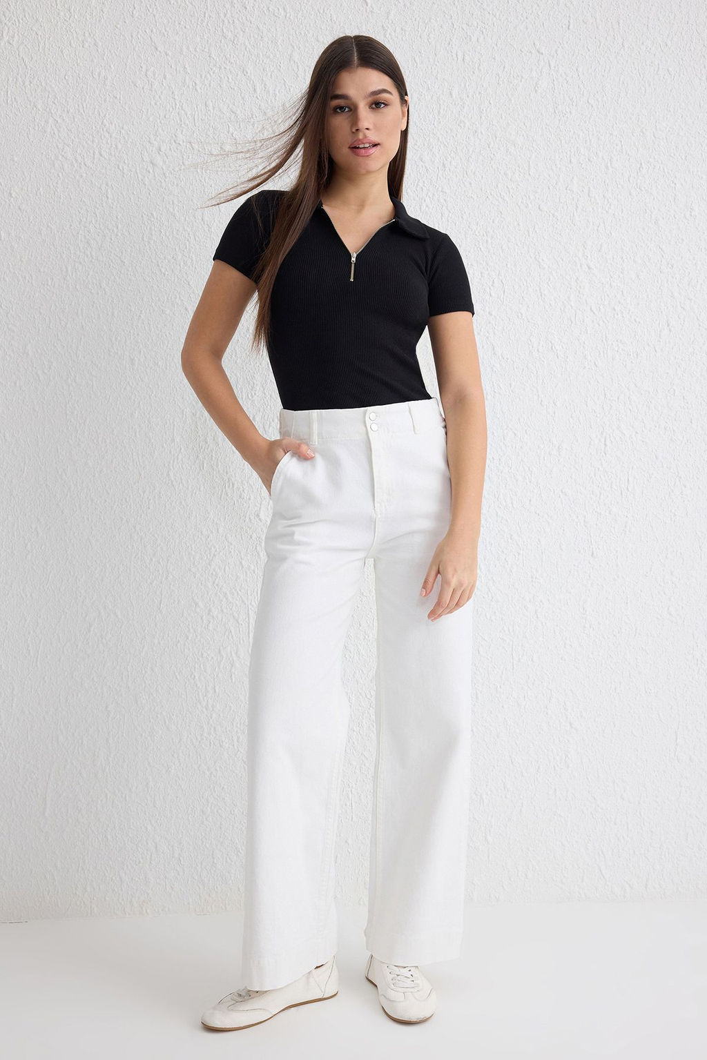 TRENDYOLMILLA Beyaz Dugme Detayl? Yuksek Bel Wide Leg Jeans TWOSS25JE00183