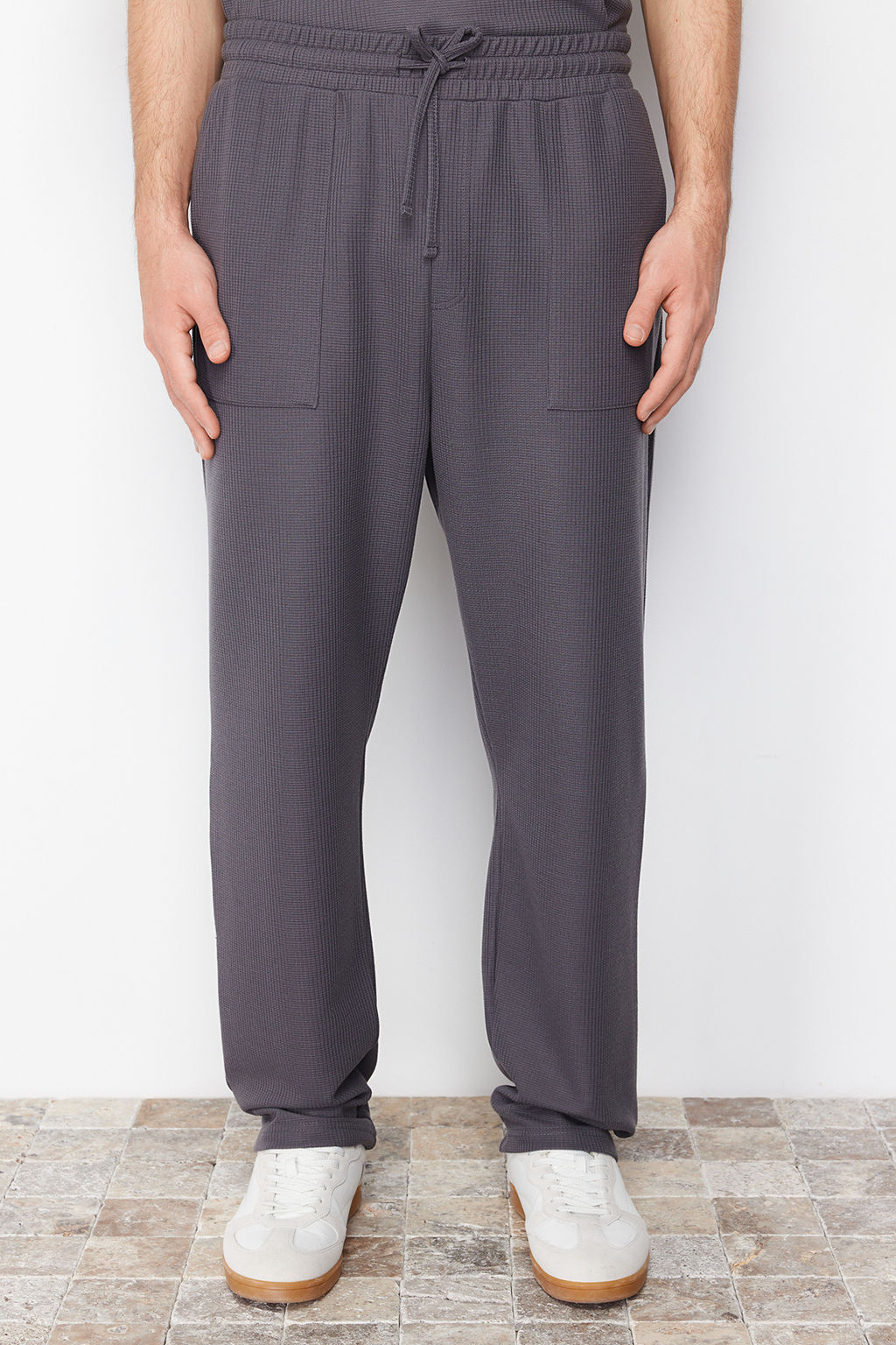 TRENDYOL MAN Antrasit Oversize/Genis Kesim Dokulu Genis Paca Etiketli Esofman Alt? TMNSS24EA00005 - Trendyolmilla фото 4
