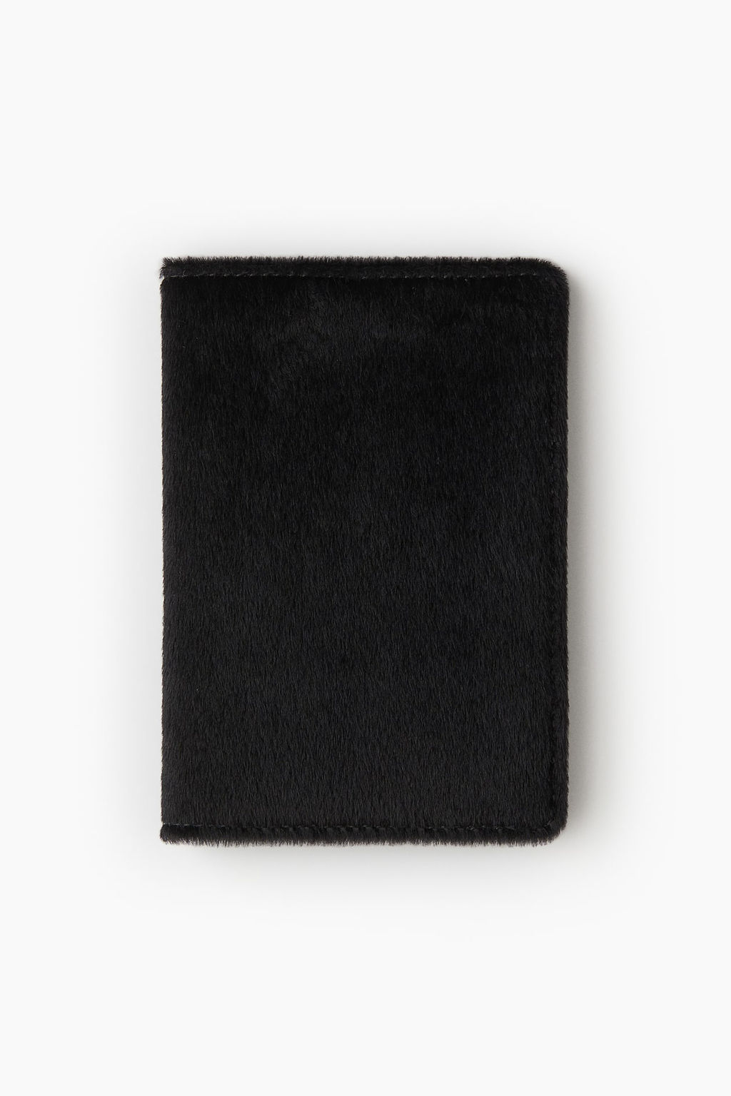 Portapasaporte de piel con detalle mullido