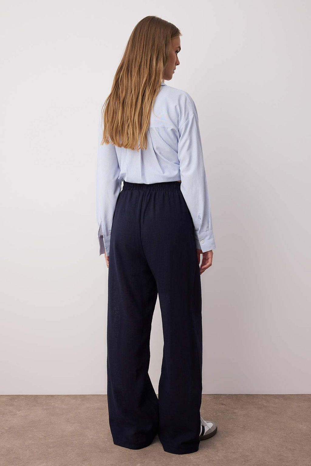 Lacivert Keten Gorunumlu Wide Leg/Genis Paca Sort Astarl? Beli Lastikli Pantolon TWOSS25PL00121