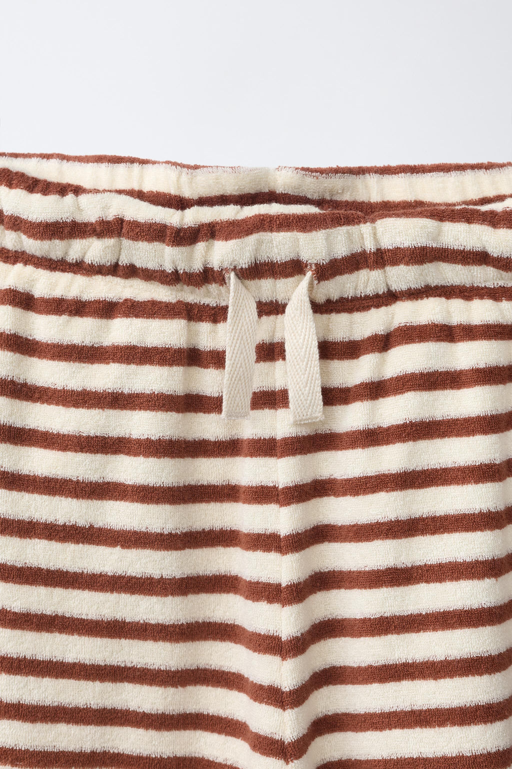CONJUNTO CAMISETA Y BERMUDA RAYAS EFECTO TOALLA / marron/blanco