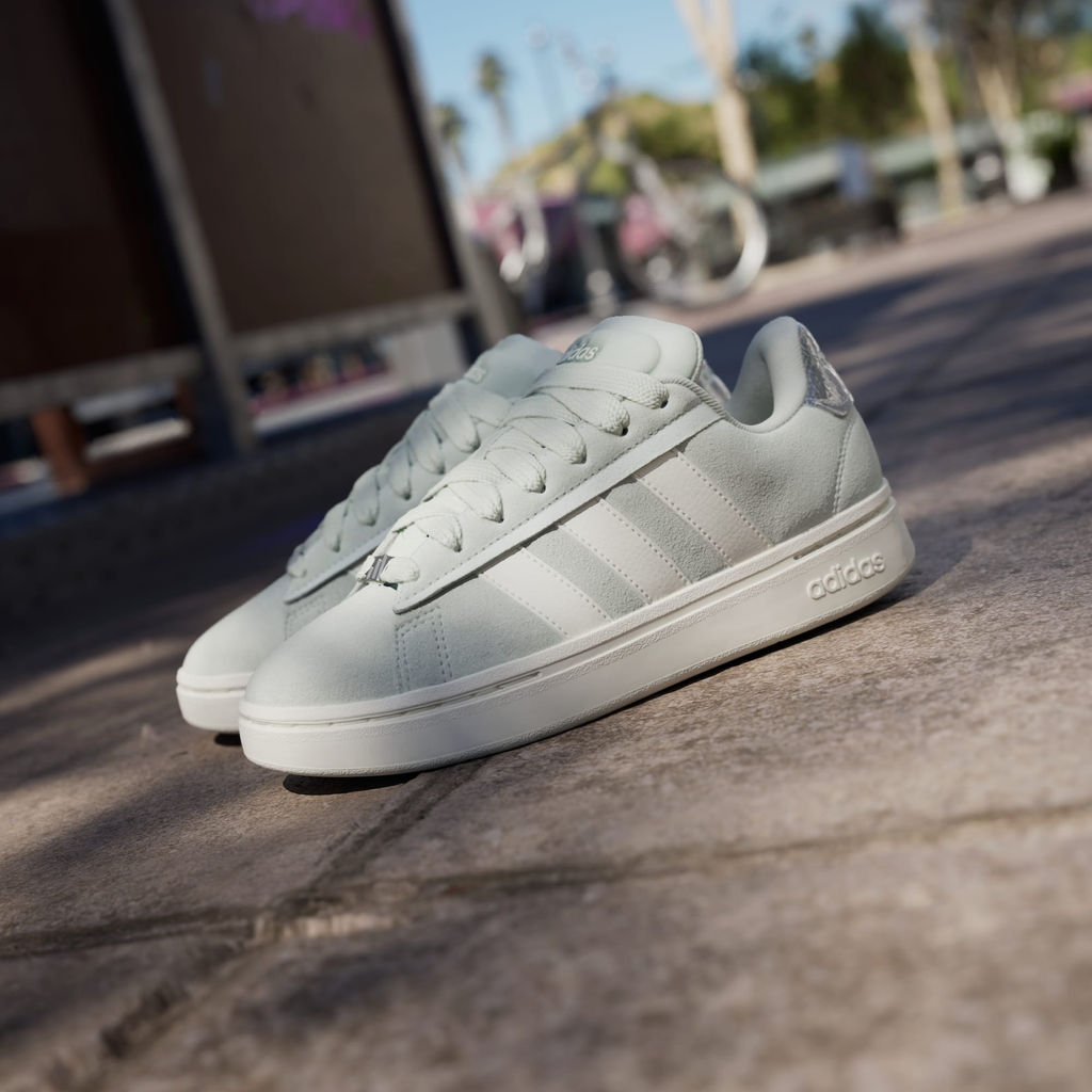 Кроссовки женские