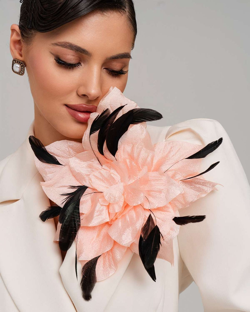 Брошь цветок искуcственный шёлк/Натуральные перья