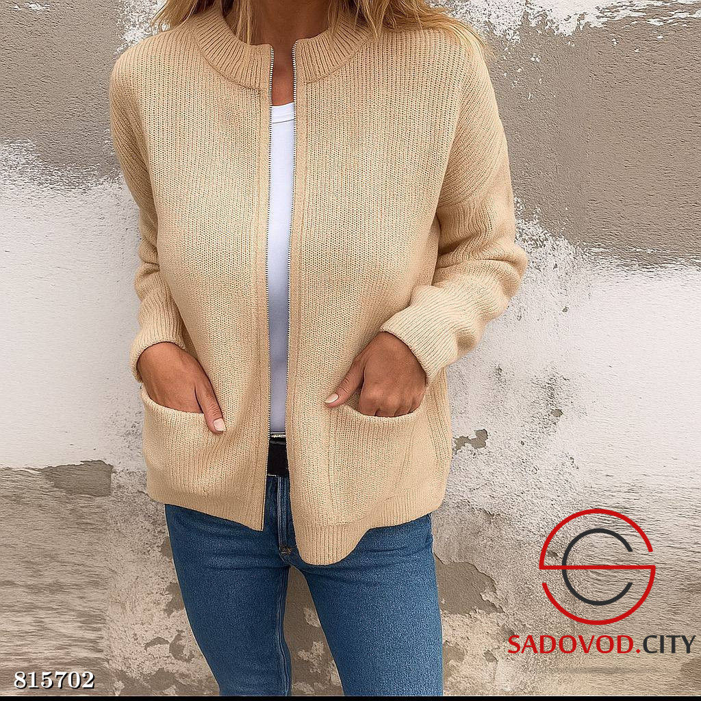 Теплый вязаный кардиган на замке