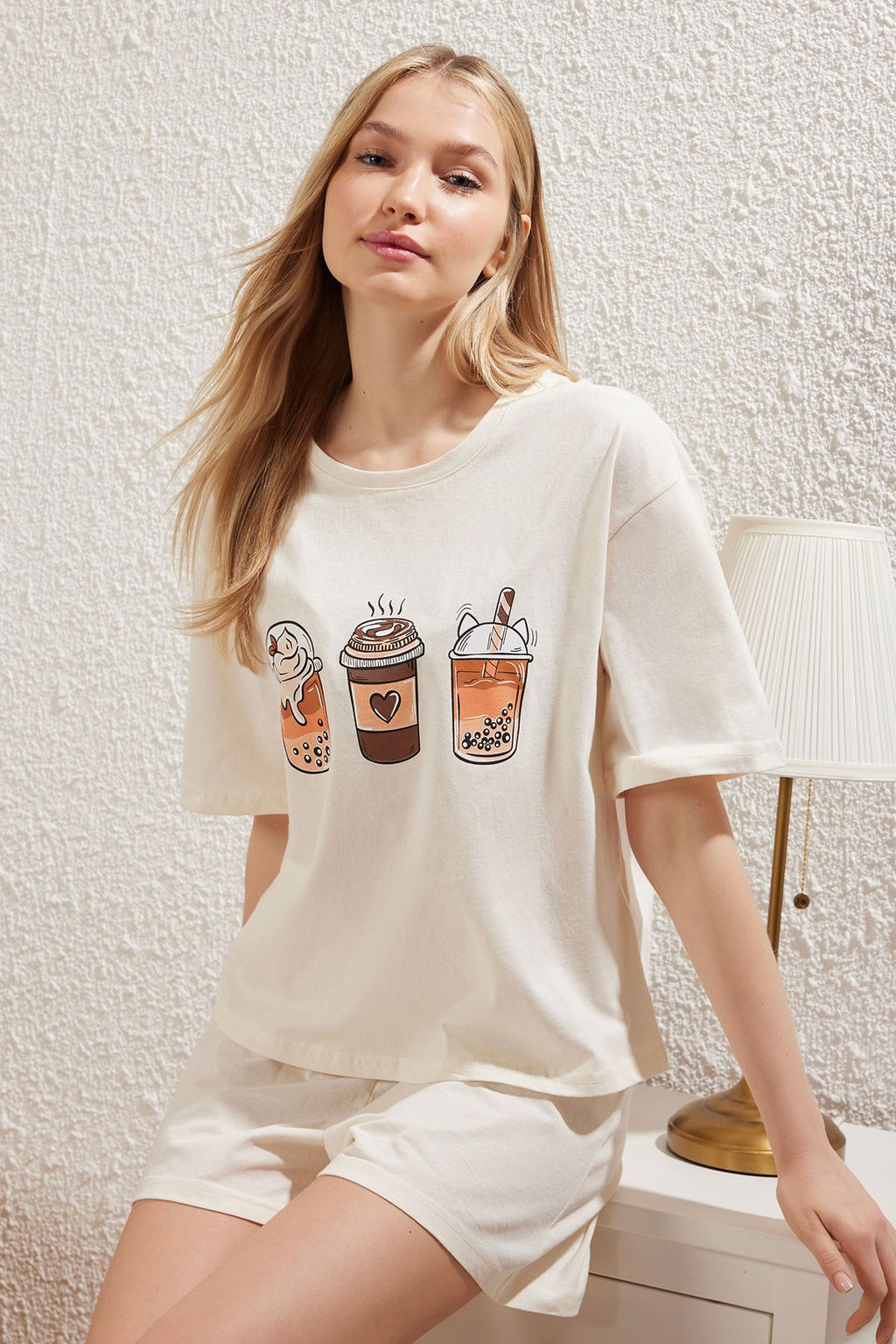 Trendyolmilla Ekru %100 Pamuklu Kahve Bask?l? Sortlu Orme Pijama Tak?m? THMSS25PT00247