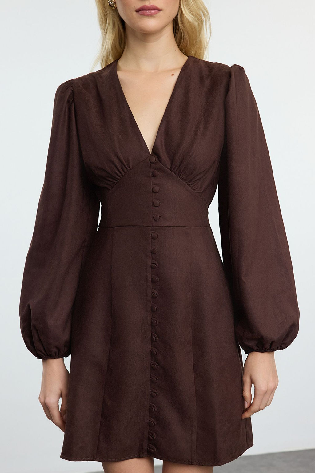 TRENDYOLMILLA Kahverengi Duz Mini Mini Balon Kollu V Yaka Suet Dokuma Elbise TWOAW24EL00583 фото 10