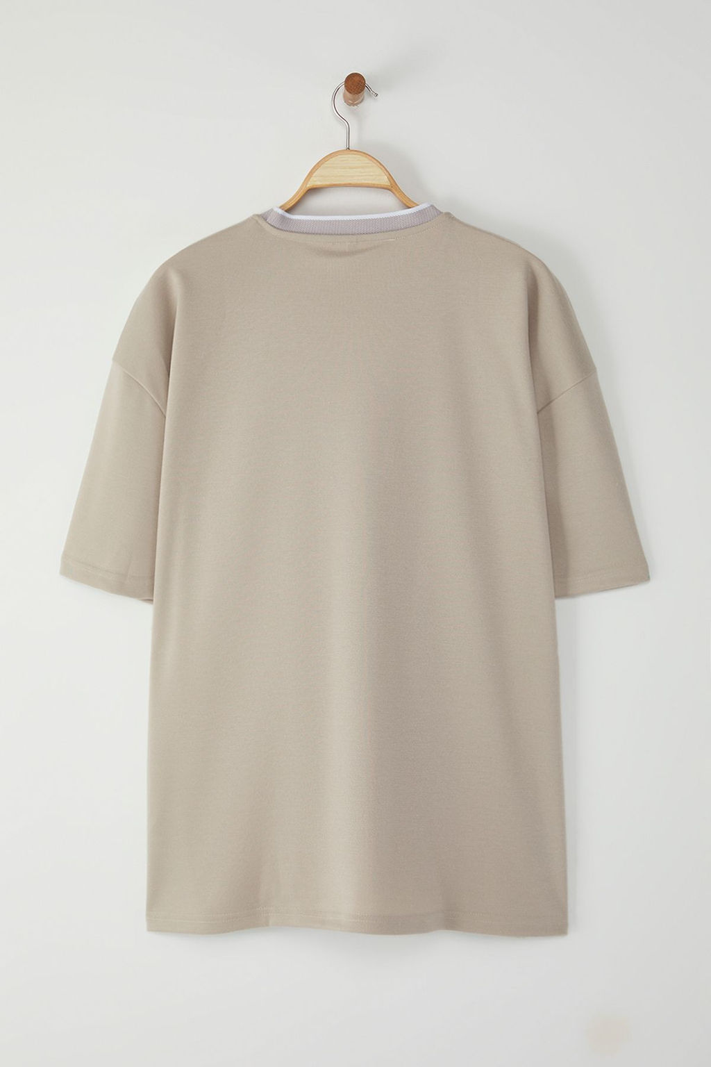 Buyuk Beden Tas Oversize/Genis Kesim Triko Bantl? Dokulu Pike T-Shirt TMNSS25BF00021