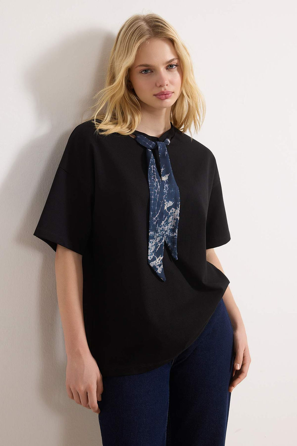 Siyah Oversize/Genis Kal?p Fular Detayl? Uzun 30/2 Penye Suprem Orme T-Shirt TWOSS26TS00057