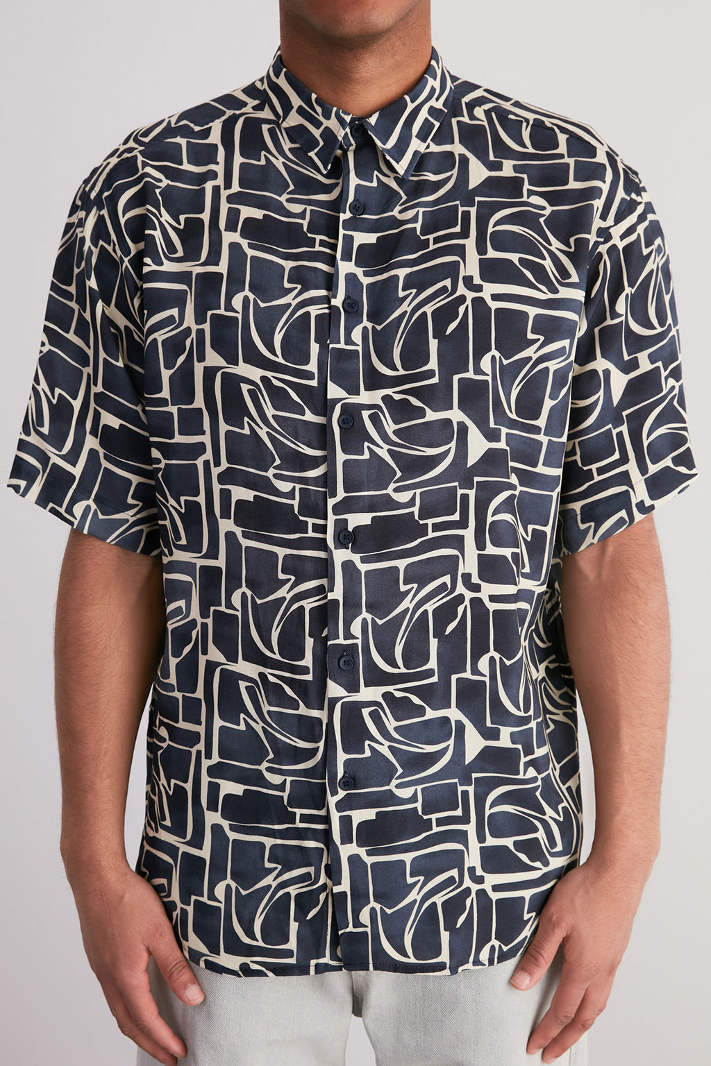 TRENDYOL MAN Lacivert More Sustainable Oversize Fit %100 Viskon Desenli K?sa Kollu Salas Gomlek TMNSS24GO00051 - Trendyolmilla фото 4