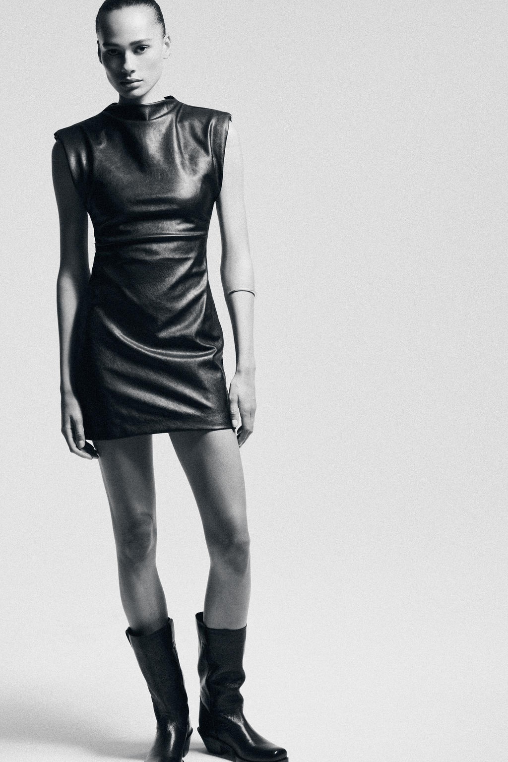 FAUX LEATHER SHORT DRESS WITH SHOULDER PADS - Zara фото 6