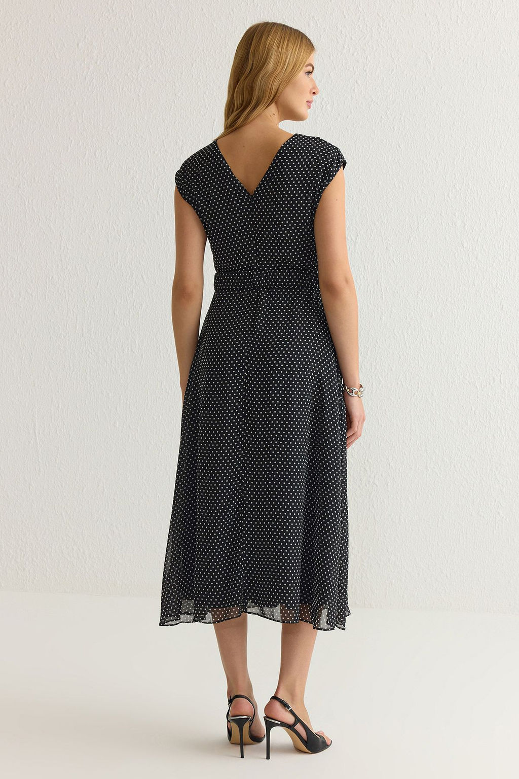 Siyah Kemerli Puantiye Desenli A Kesim Midi Astarl? Sifon Dokuma Elbise TWOSS25EL00135