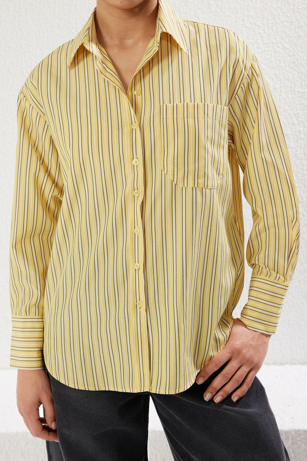 TRENDYOLMILLA Sar? Icinde Bustiyerli Cizgili Oversize Genis Kal?p Dokuma Gomlek TWOSS25GO00076  фото 7