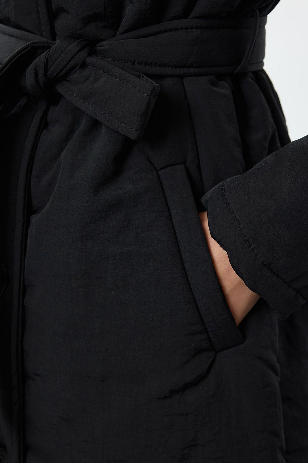 Siyah Oversize Kal?p Kusakl? Su iticili Uzun Kapitone Sisme Mont TWOAW25MO00186