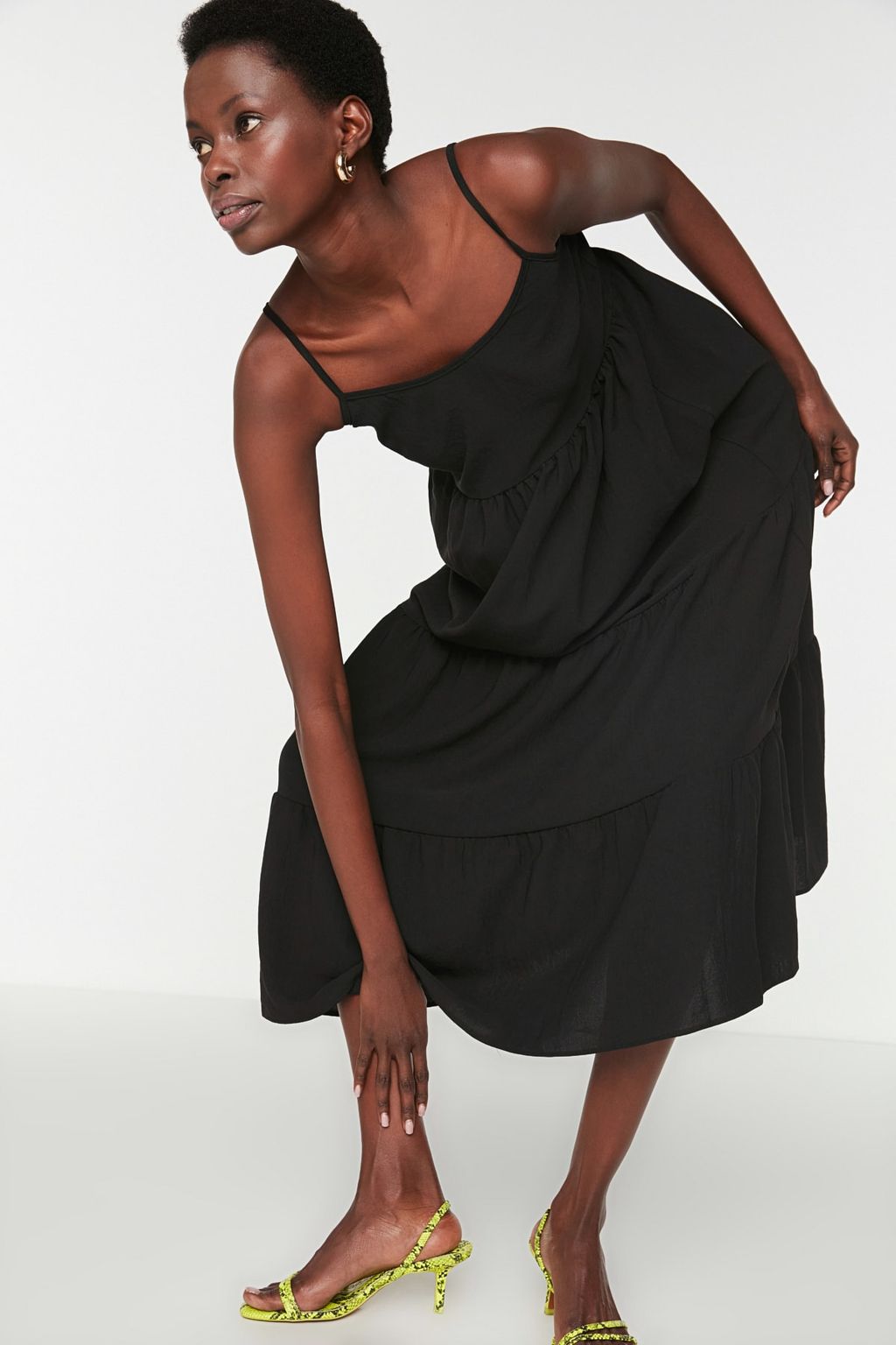 Siyah Etegi Volanl? Rahat Kesim Ask?l? Midi Dokuma Elbise TWOSS22EL1837