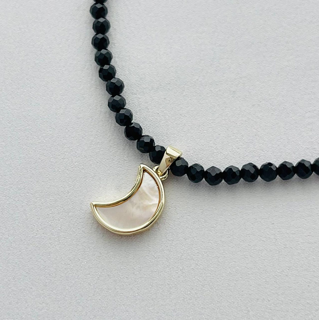 Бусы из черной Шпинели с перламутровой подвеской "Месяц" 40 см +