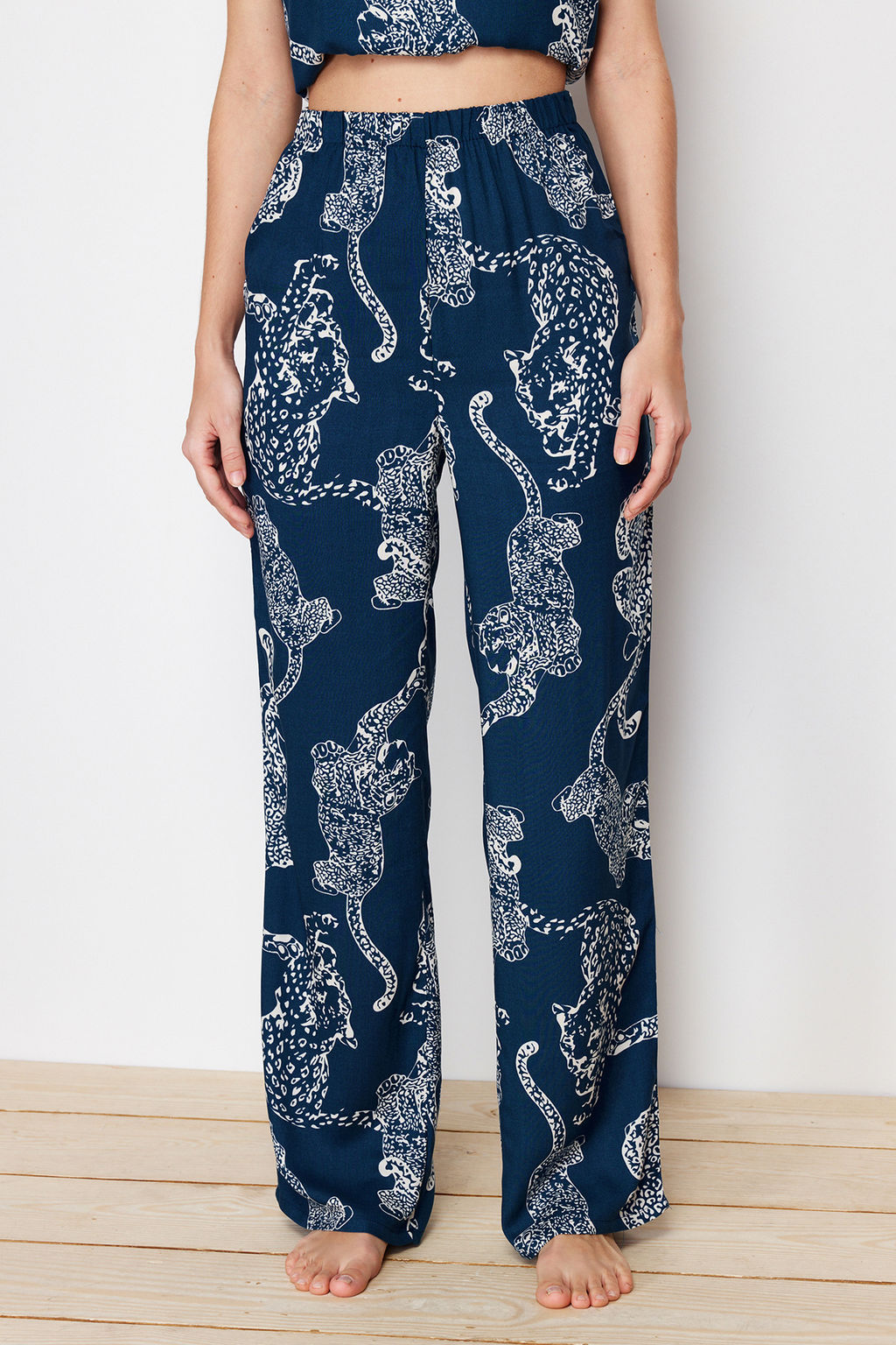 Trendyolmilla Lacivert Kaplan Desenli Ip Ask?l? Viskon Dokuma Pijama Tak?m? THMSS24PT00127  фото 11