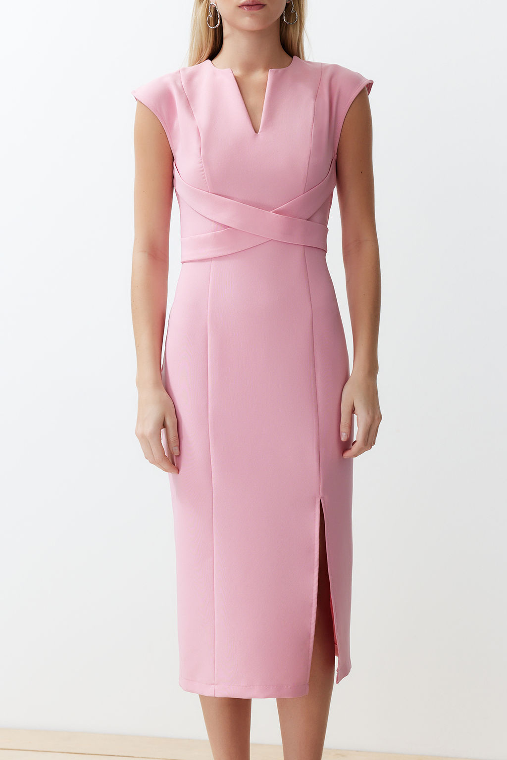 Pembe Vucudu Saran V Yaka Y?rtmac Detayl? Midi Kalem Etek Dokuma Elbise TWOSS24EL00606 - Trendyolmilla фото 4