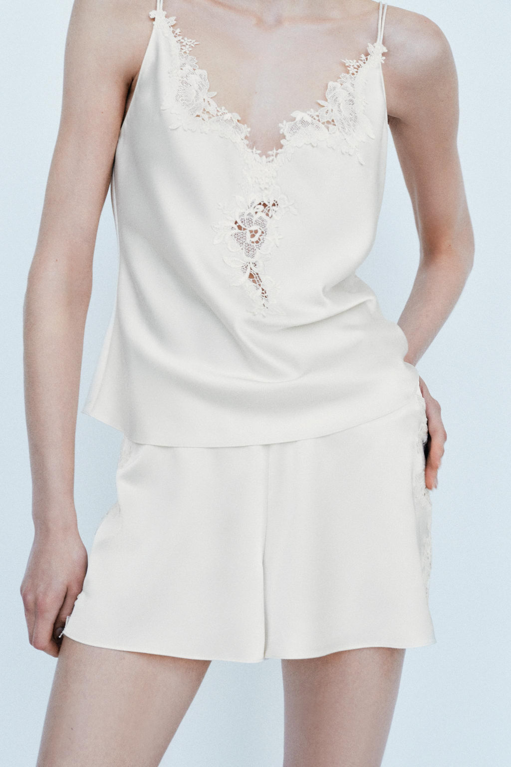 TOP SATINADO ENCAJE TIRAS CRUZADAS / Crudo - Zara фото 4