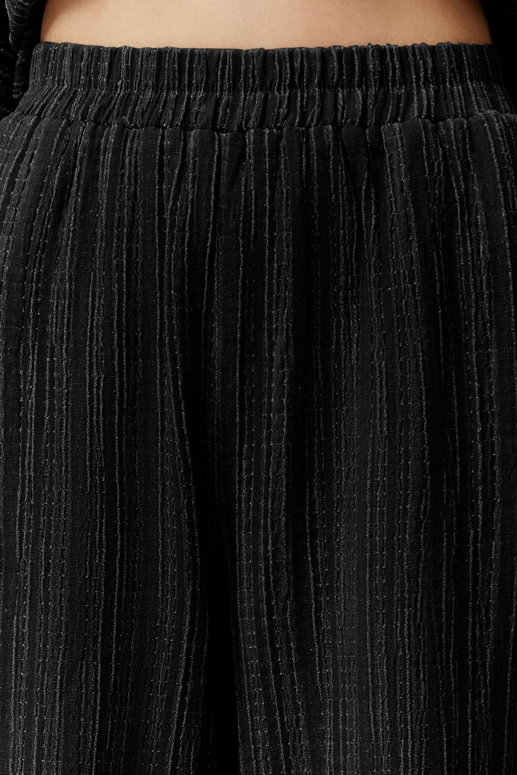 Siyah Beli Lastikli Dokulu Kumas Dokuma Pantolon TWOSS24PL00142