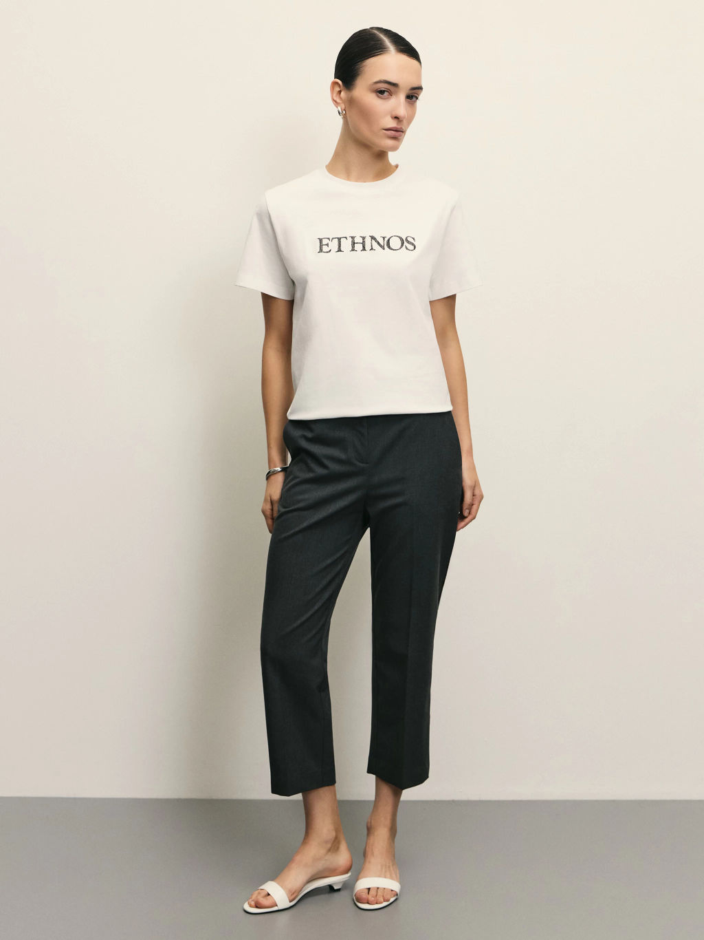 Футболка оверсайз с вышивкой / Zarina  фото 2