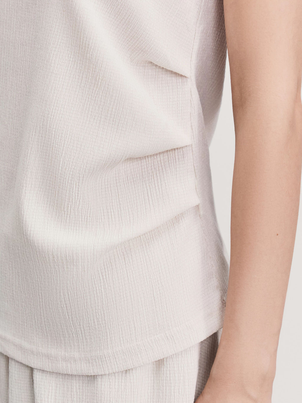 Топ из фактурной ткани с декоративной сборкой / Zarina  фото 6