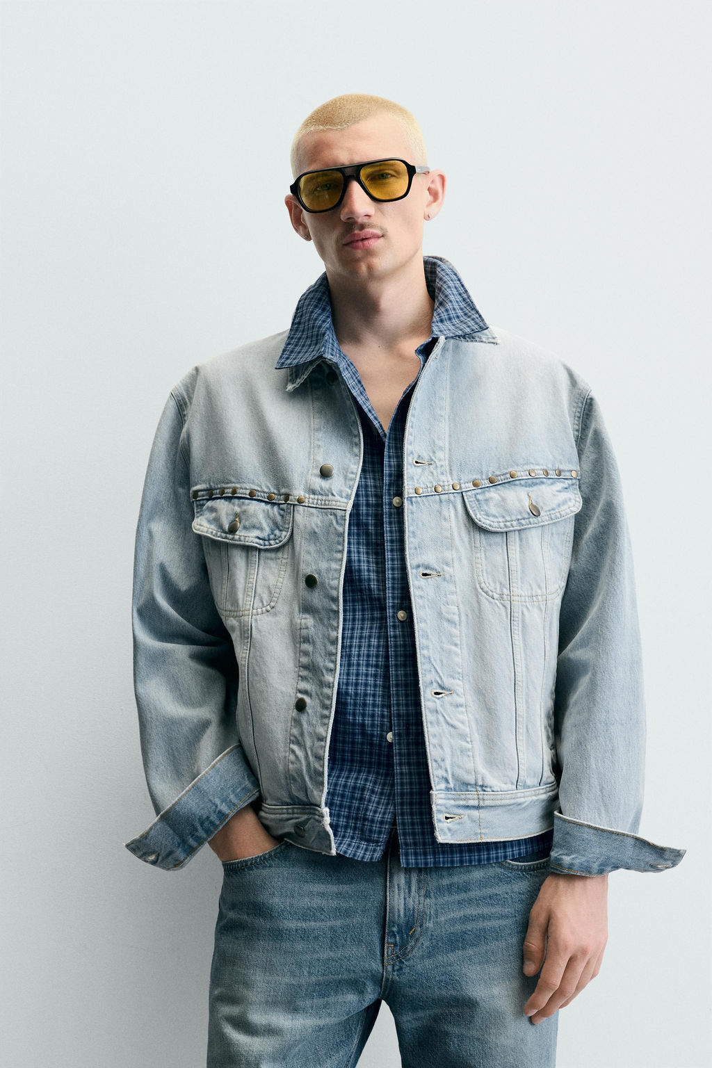 CAZADORA DENIM RELAXED FIT TACHAS MET?LICAS / Azul claro - Zara фото 2