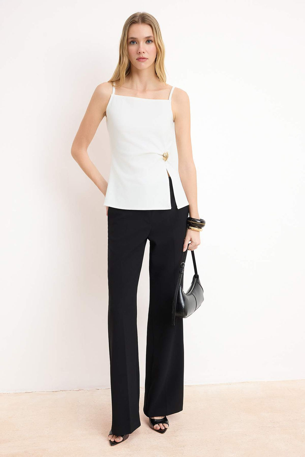 Ekru Fitted/Vucuda Oturan Kare Yaka Kolsuz Aksesuar Detayl? Scuba Krep Orme Bluz TWOSS26BZ00476 - Trendyolmilla фото 2