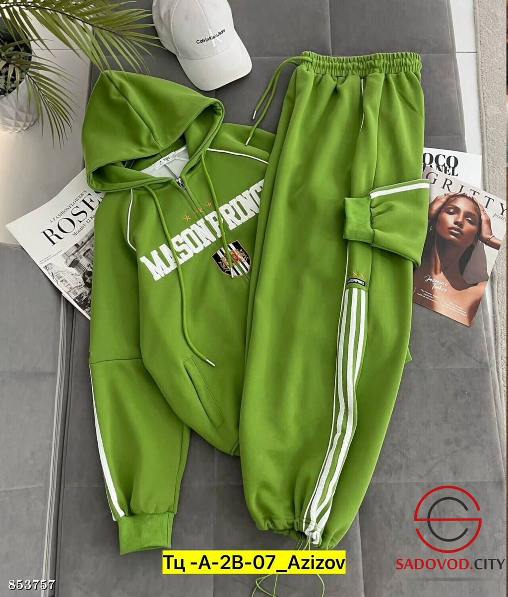 Спортивный женский костюм