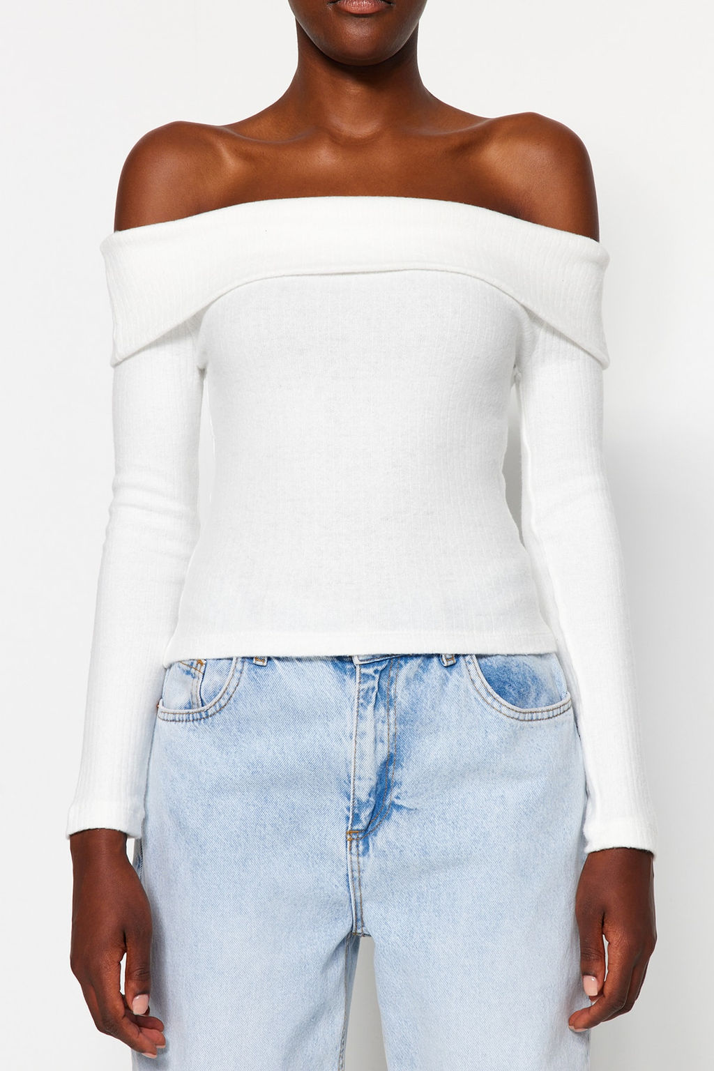 Trendyolmilla Ekru Triko Gorunumlu Carmen Yaka Fitted/Vucuda Oturan Crop Orme Madonna Yaka Bluz TWOAW24BZ00180
