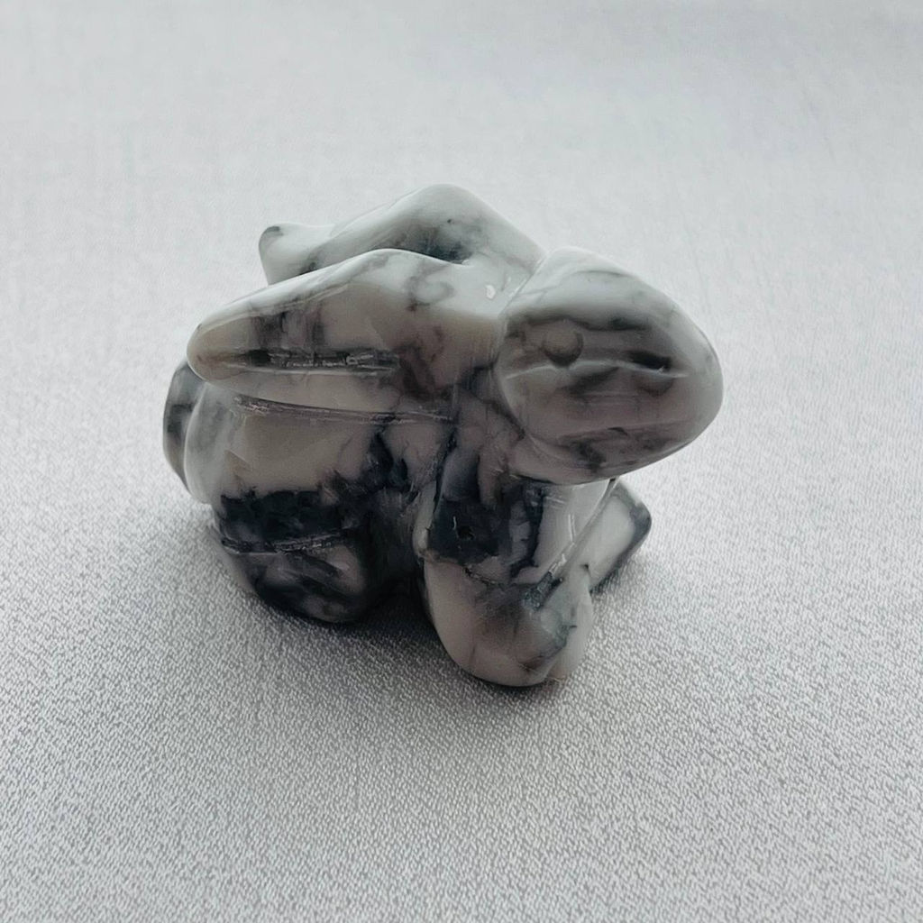 Кролик резной из Говлита