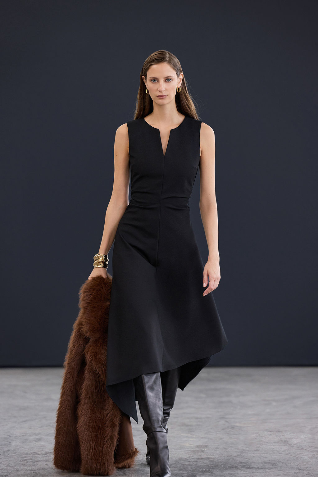 Trendyol Studio Collection Siyah Asimetrik V Yaka Detayl? Midi Esnek Orme Elbise TWOAW26EL00314