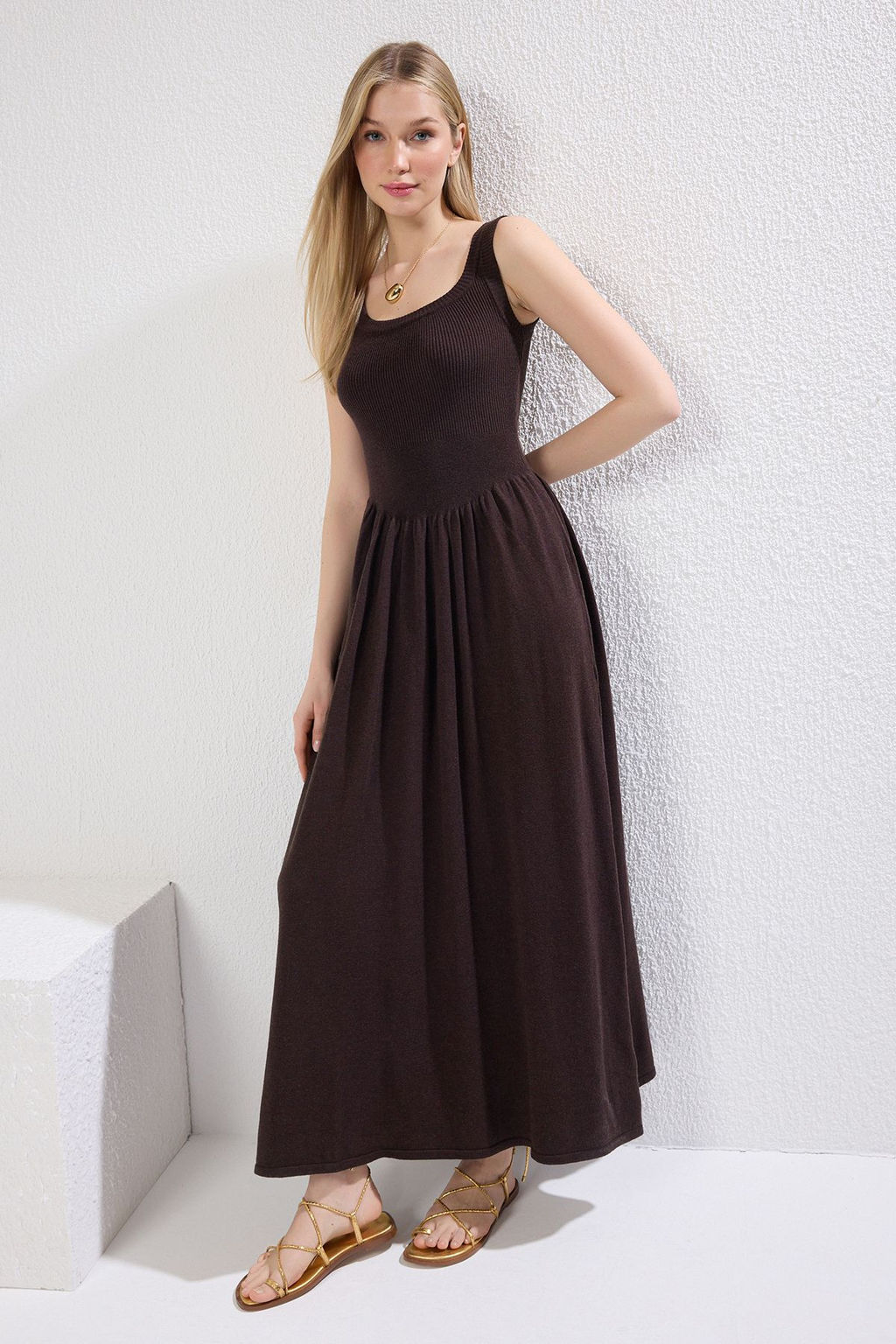 Trendyolmilla Kahverengi Premium Iplik/Ozel Iplik Midi Bisiklet Yaka Ask?l? Triko Elbise TWOSS25EL00333