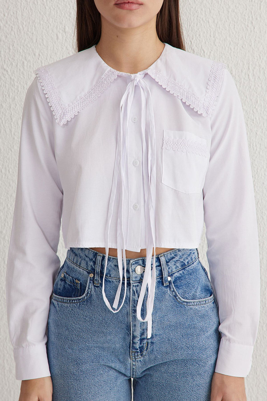 TRENDYOLMILLA Beyaz Yakas? Dantel Ve Baglama Detayl? Regular Normal Kal?p Dokuma Crop Gomlek TWOSS25GO00019  фото 3