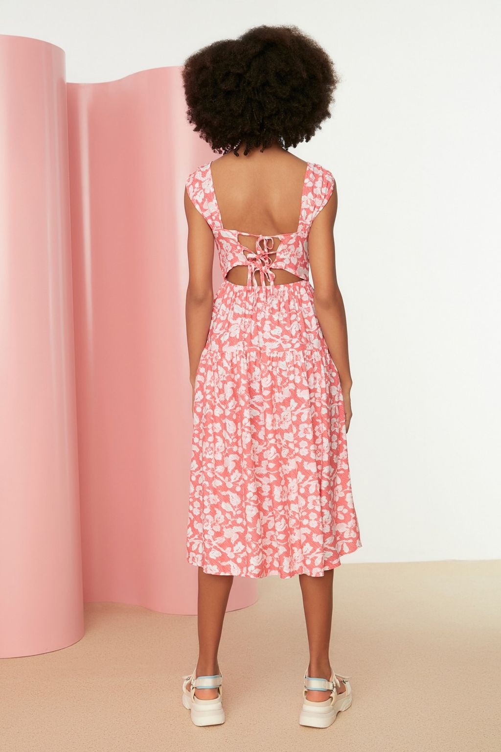 TRENDYOLMILLA Mavi Skater/Belden Ac?lan S?rt Detayl? Cicek Desenli Midi Dokuma Elbise TWOSS21EL0709 фото 28