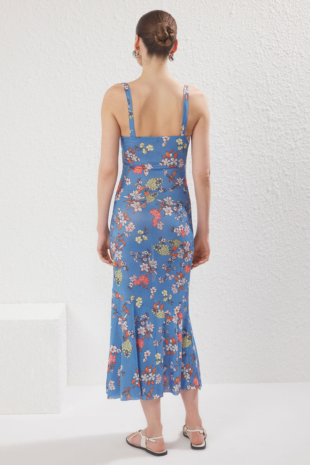 TRENDYOLMILLA Lacivert Desenli Ask?l? Vucuda Oturan Fitilli Esnek Orme Maxi Kalem Elbise TWOSS24EL00682 фото 15