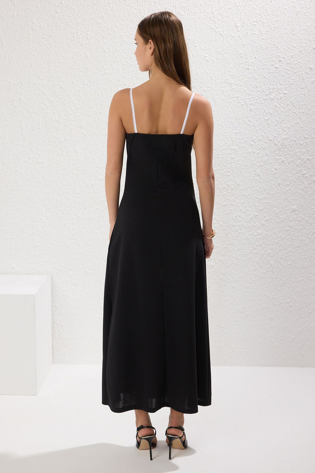 TRENDYOLMILLA Siyah Renk Bloklu Aksesuar Detayl? Maxi Krep Orme Elbise TWOSS25EL00362  фото 4