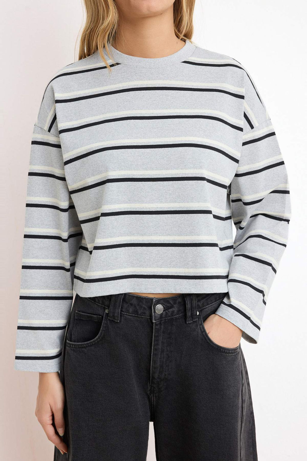 Wardrobe Essentials-Gri Cizgili Relaxed/Rahat Kal?p Dusuk Kol %100 Pamuk Orme T-Shirt TWOSS26TS00019