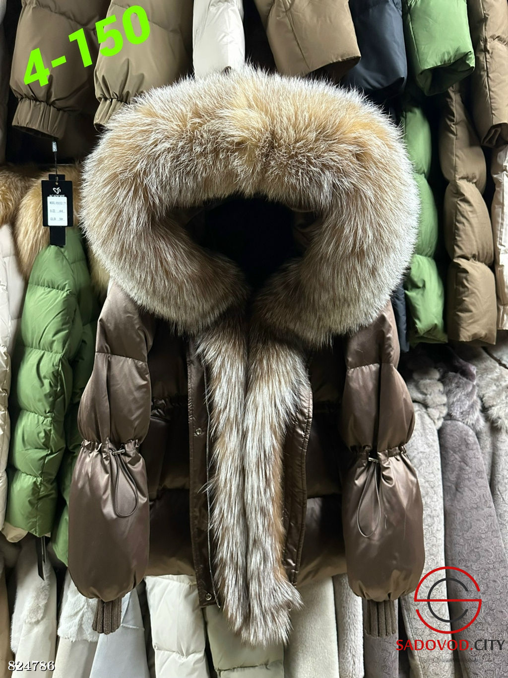 Куртка женская с меховым капюшоном