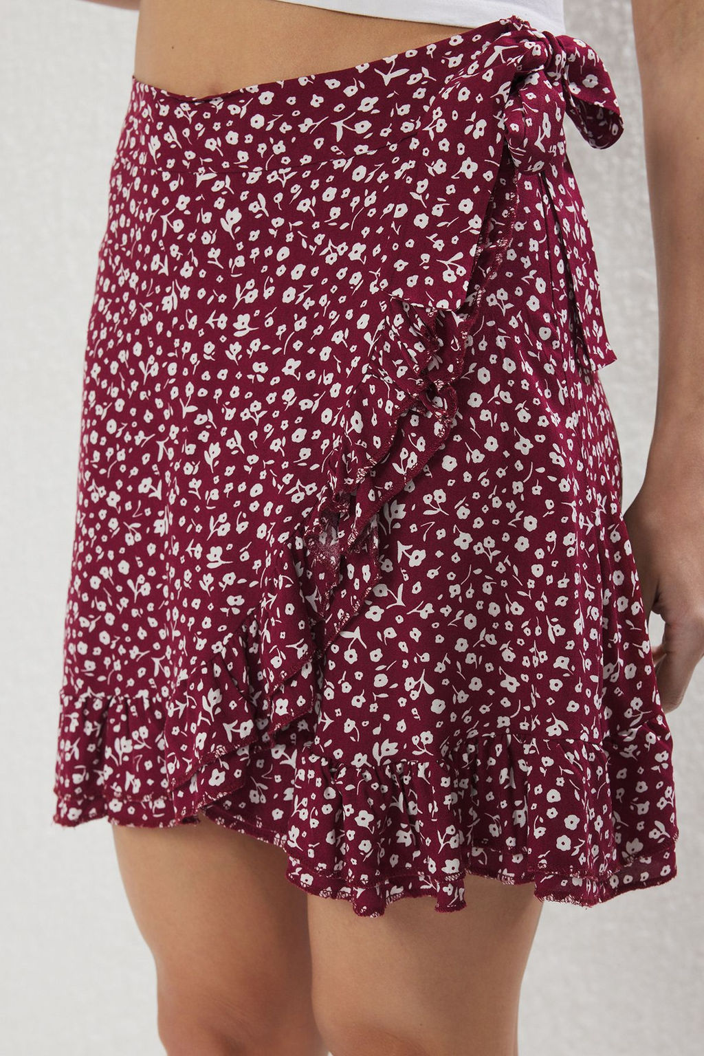 Trendyolmilla Bordo Cicekli Kruvaze Viskon Yazl?k Mini Etek TWOSS25ET00186 фото 3