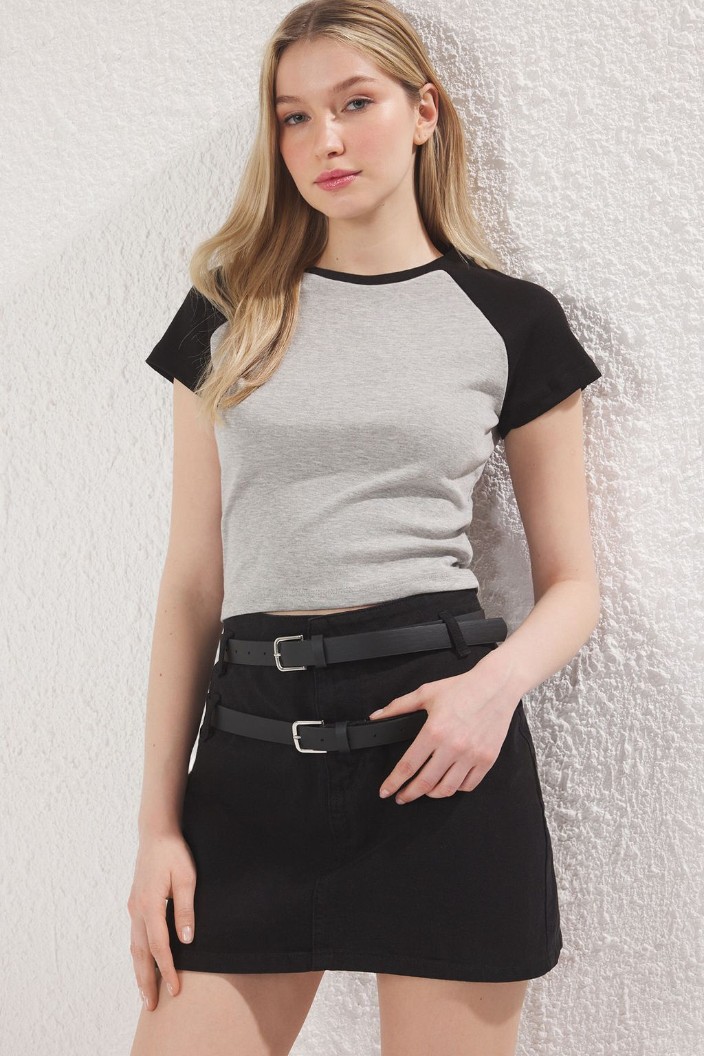 TRENDYOLMILLA Gri Renk Bloklu Fitted/Vucuda Oturan Crop Pamuklu Esnek Orme T-Shirt TWOSS25TS00112