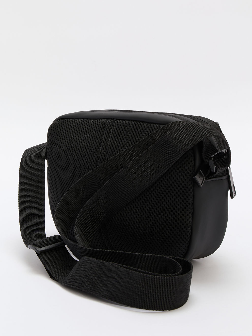Сумка через плечо PUMA ESSENTIALS PU Crossbody Bag Артикул 4285567, черный