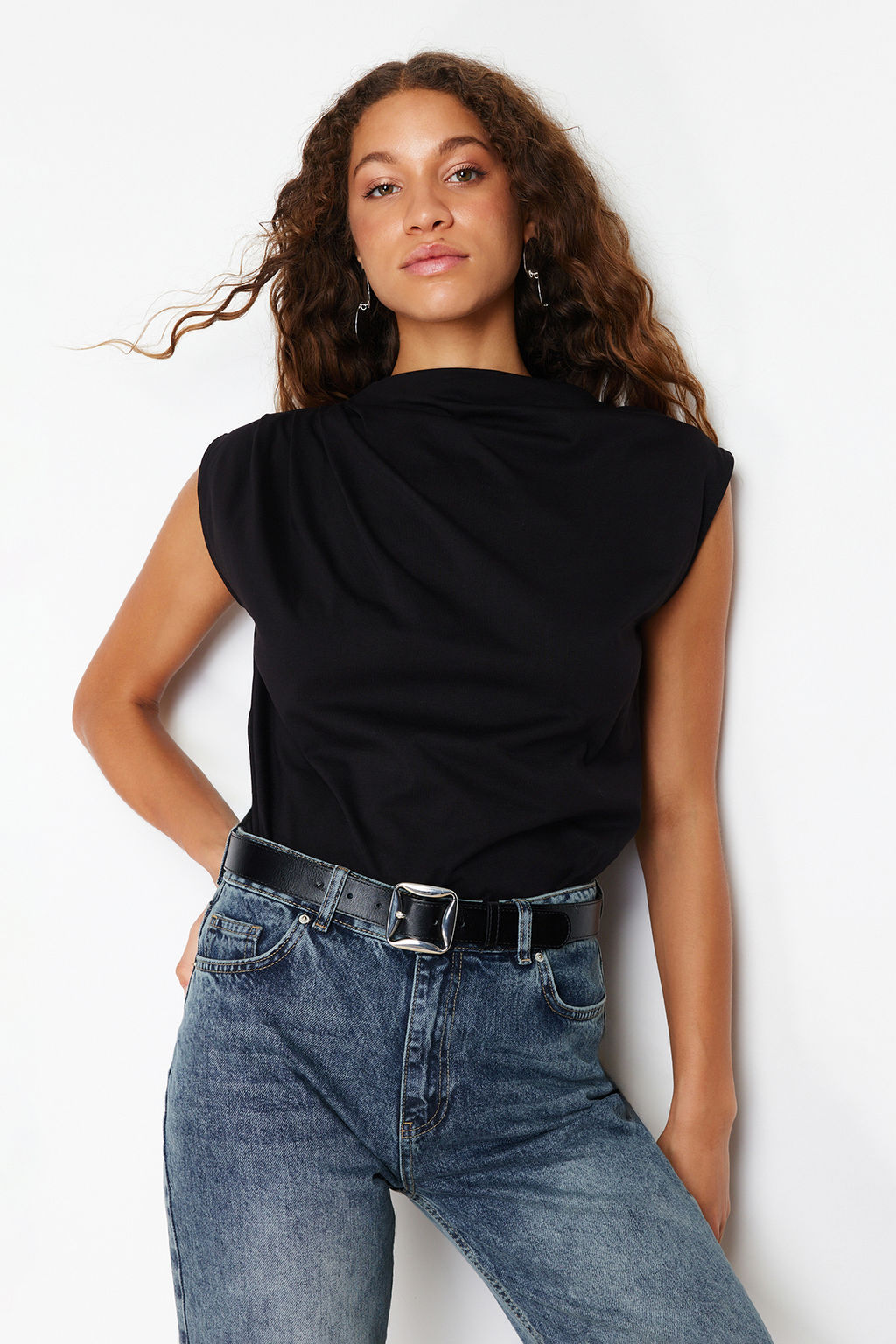 Siyah Kay?k Yaka S?f?r Kol Buzgulu Orme T-Shirt TWOSS24TS00051