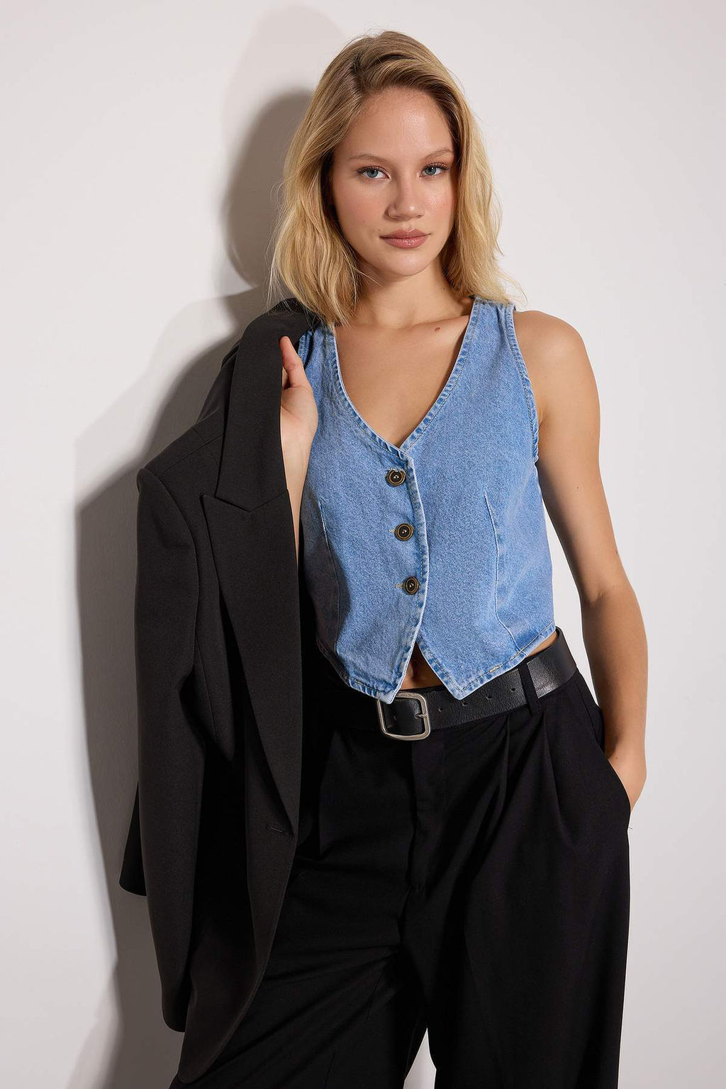 TRENDYOLMILLA Mavi V Yaka Fitted Denim Yelek TWOSS23YE00036  фото 8