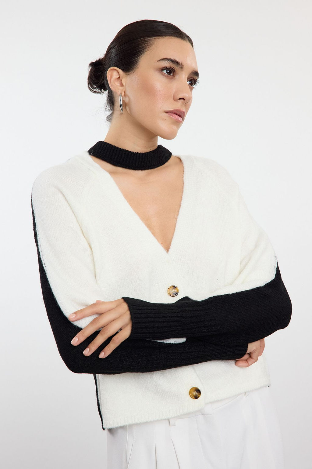 TRENDYOLMILLA Ekru Yumusak Dokulu Renk Bloklu Triko H?rka TWOAW25HI00211