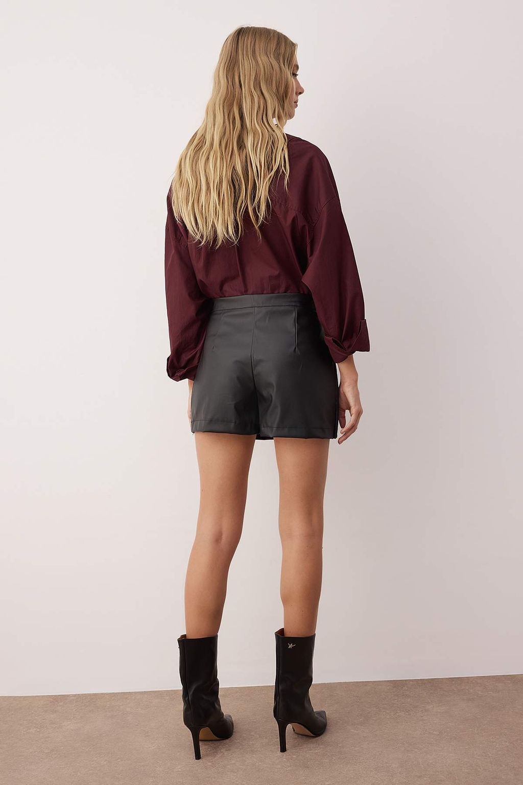 Siyah Suni Deri Mini Sort Etek Sort & Bermuda TWOAW26SR00036